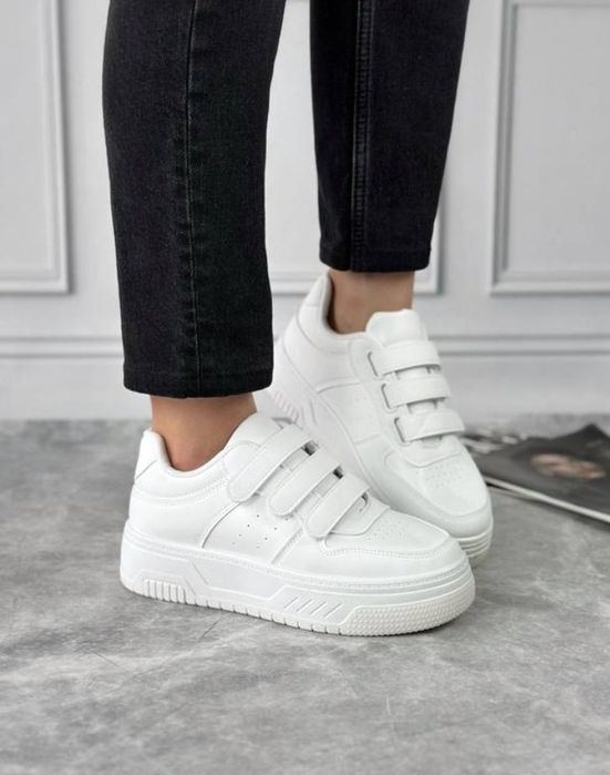 Білі жіночі кросівки на липучці