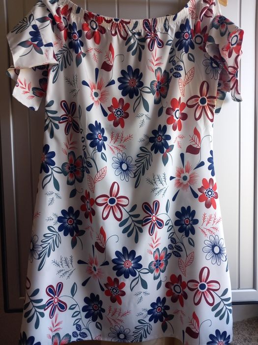 Varios vestidos como novos