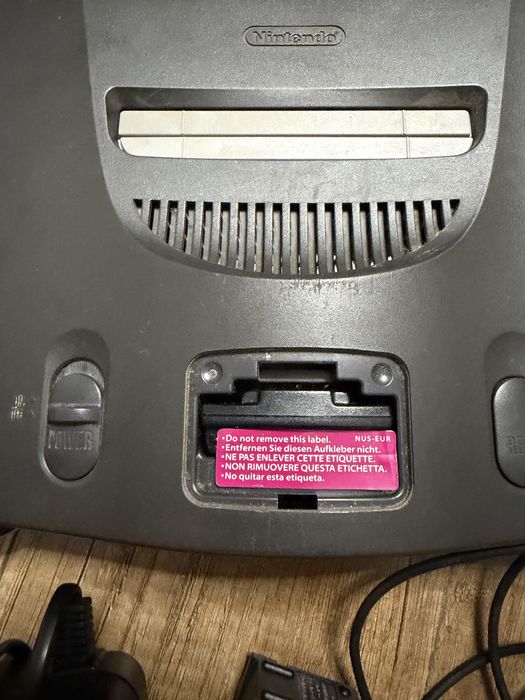 Konsola Nintendo 64 z dwoma padami w oryginalnym kartonie + gra Fifa 98