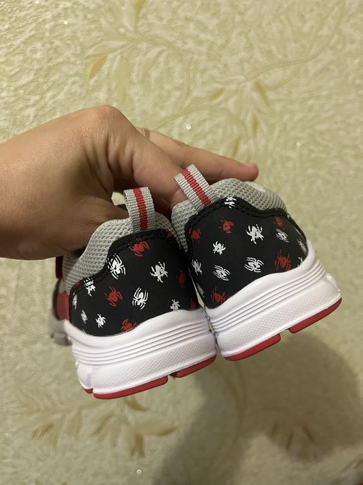 Продам кросівки на хлопчика 25р