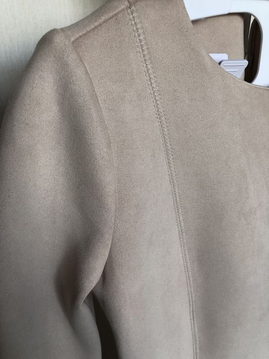 Коротка світла бежева замшева святкова міні сукня плаття