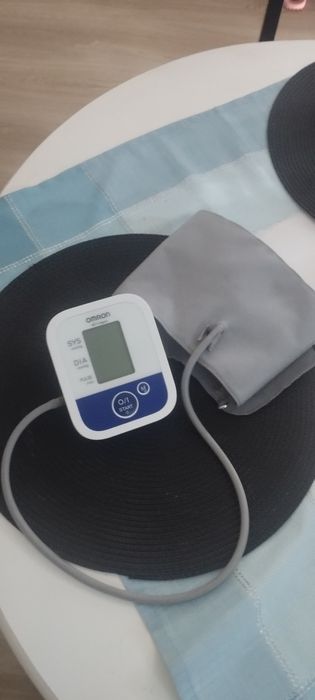 Ciśnieniomierz to Omron M2 Compact (model HEM-7102-E). To automatyczne urządzenie naramienne wykorzystujące