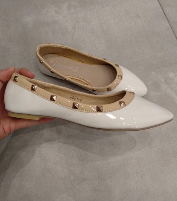 Kremowe baleriny damskie lakierowane r.38