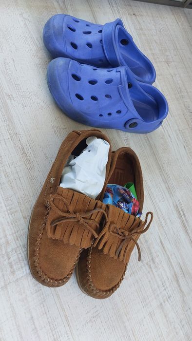 Buty chłopięce r. 34(21-21,5cm) Skórzane mokasyny plus klapki/crocsy