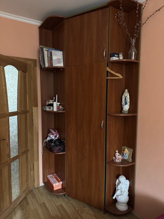 Кутова шафа для одягу