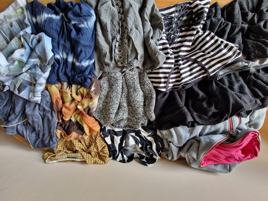 Paka ubrań damskich.