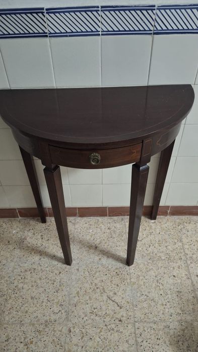 Mesa de sala em madeira.