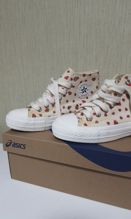 Високі кеди конверси Converse взуття в полуничках