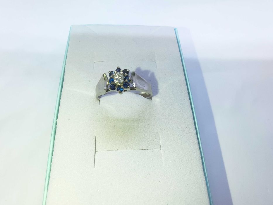 Złoty pierścionek z brylantem i szafirami, certyfikat