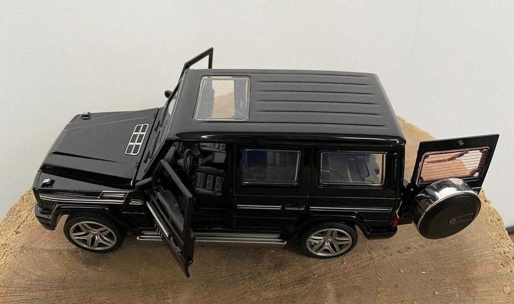 Модель автомобіля Mercedes AMG G65, чорна