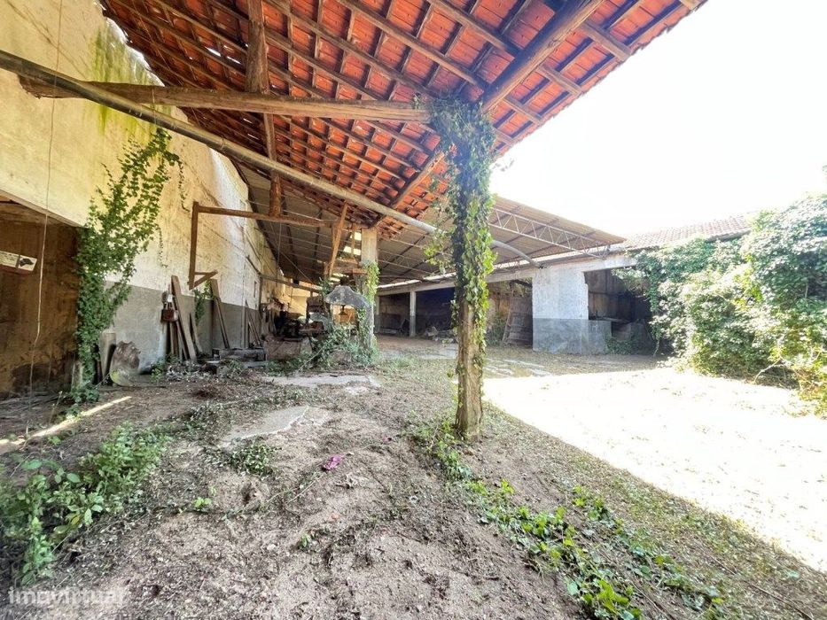 Prédio com habitação e comercio e armazém - Anadia