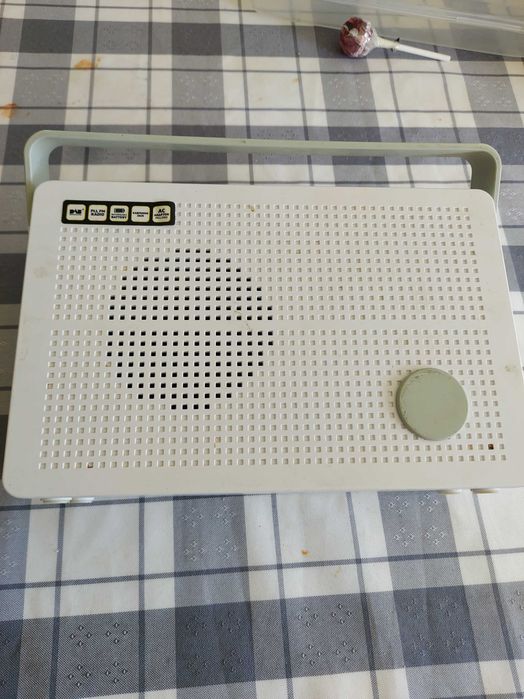 Radio com carregamento por usb também funciona direto á corrente