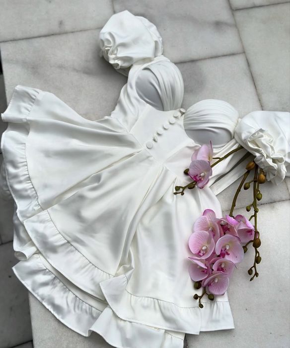 Сукня білого кольору міні