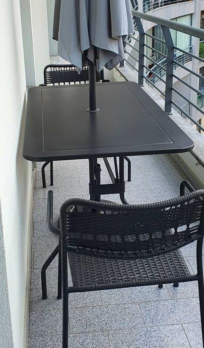 Mesa exterior metálica marca IKEA