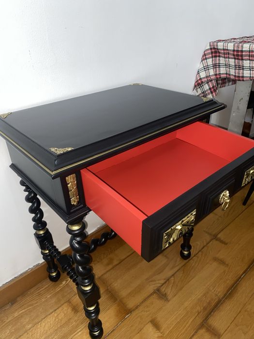 Mesinha com gaveta estilo gótico barroco
