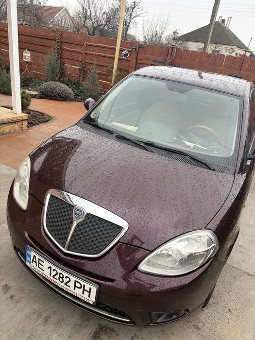 Машина Lancia ypcilon женская