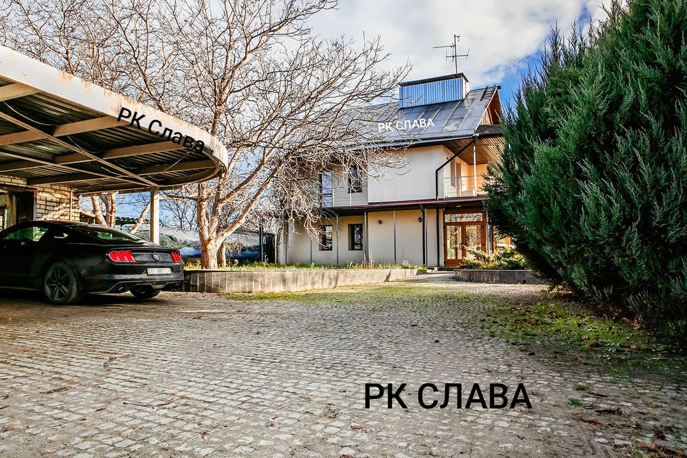 Продам котедж в Безлюдівці з виходом на  озеро і спортивним полем