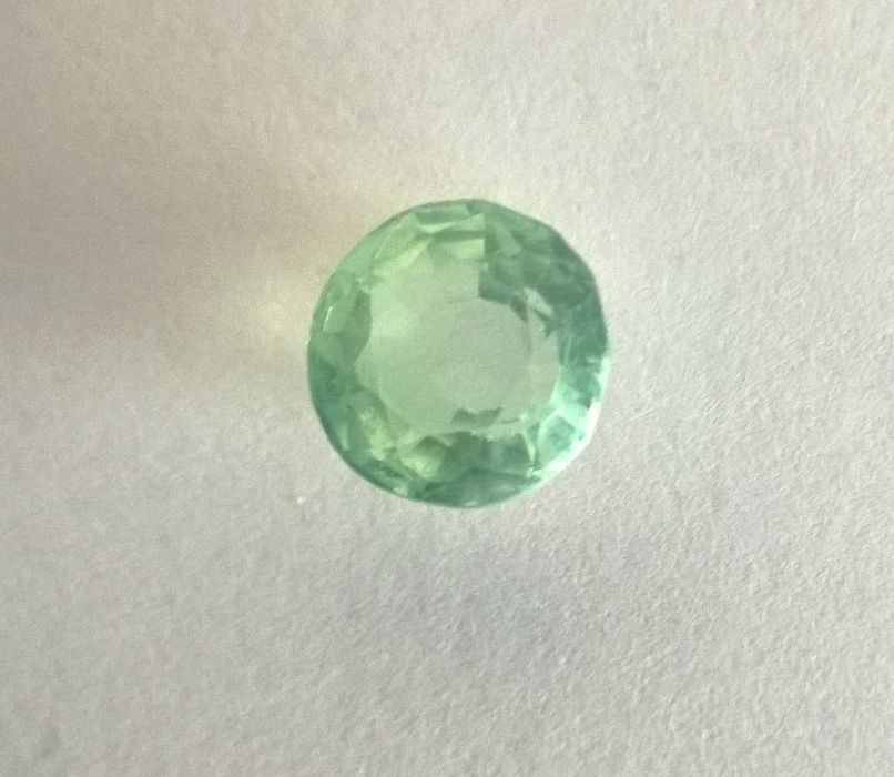 Turmalin 4.3 CT ,     średnica  8.3 mm ,    oczko do pierścionka