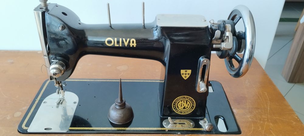 Máquina de costura OLIVA.