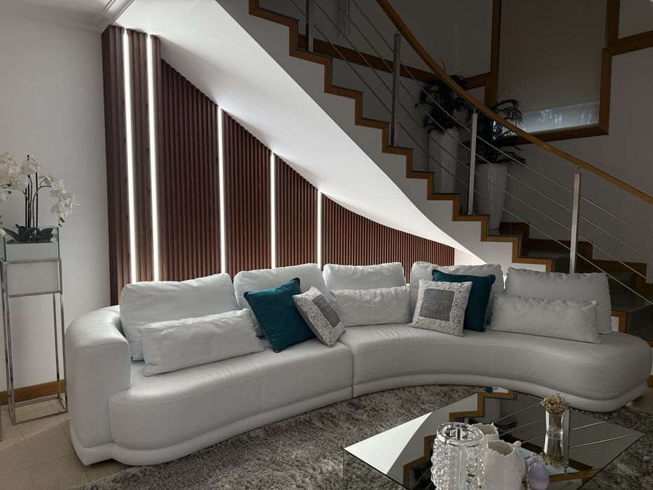 Sofá de sala com conjunto de almofadas