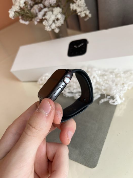 Apple Watch Series 5 | 44mm | GPS + Cellular (LTE) | Працює в Україні