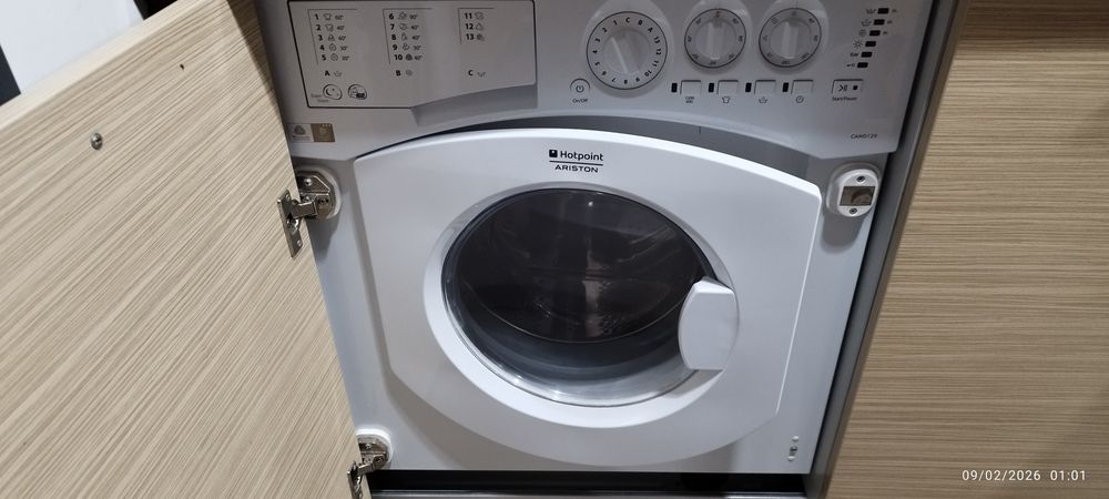 Máquina de lavar e secar roupa de encastre Ariston Hotpoint