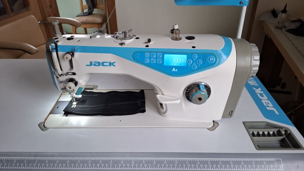 Швейна машина, оверлок Juki з серводвигуном. Петельна Brother HE-800A.