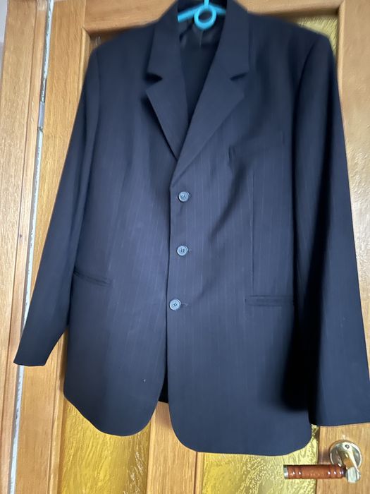 Garnitur męski czarny w delikatne paski