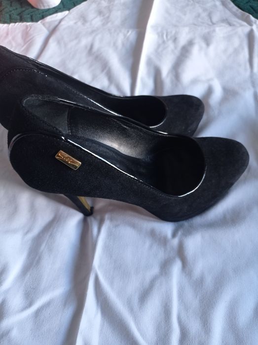 Sapatos de senhora em camurça