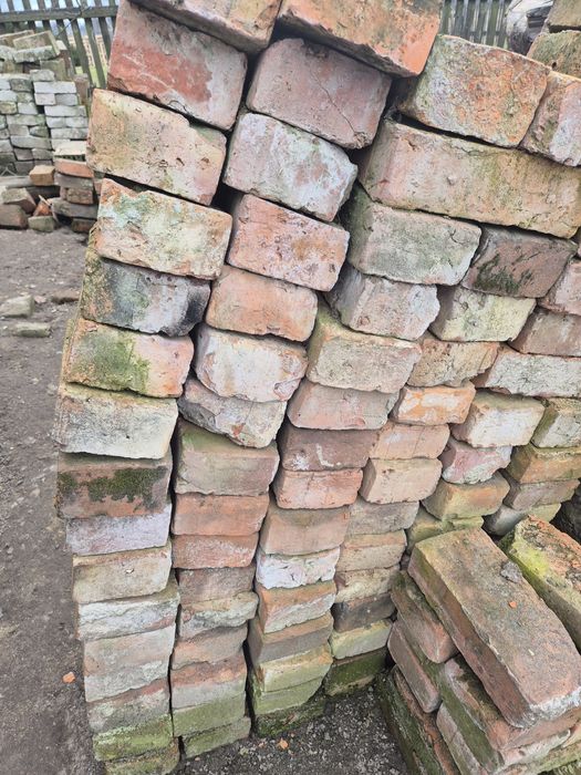 Stare cegły czerwone i wapienno-piaskowe