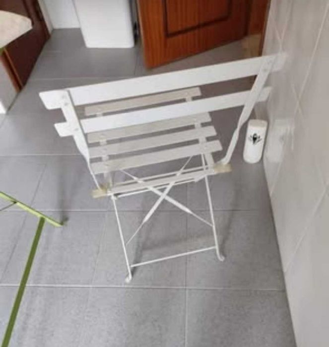 Mesa de jardim e cadeiras