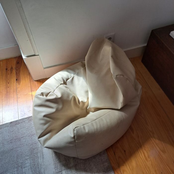Pouf cor creme, com forma de cadeira