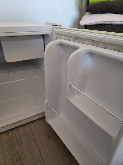 Vendo mini  frigobar semi novo como vê nas fotos funcionando perfeitamente.valor 60,00 euros pra retirar no local. Não venha com  código de MB Way