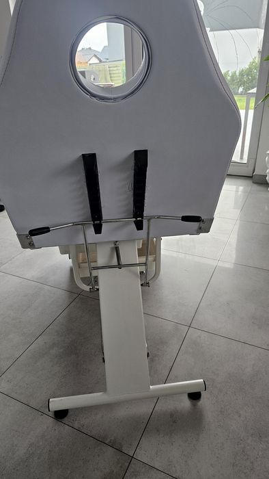 Fotel kosmetyczny regulowany.