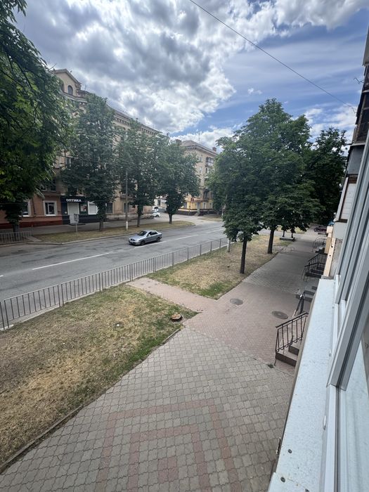 Здається 2 кімнатна в центрі міста .