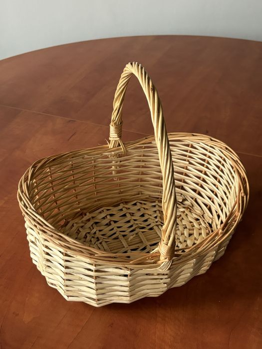 Lekki koszyk wiklinowy srednich rozmiarow do swieconki