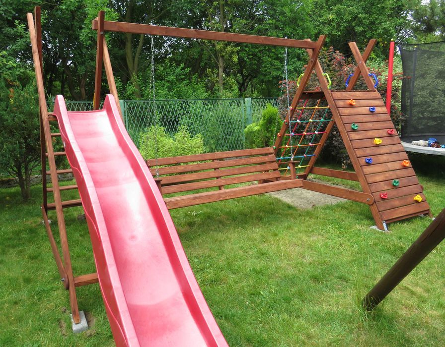 Plac zabaw; Huśtawka, ścianka wspinaczkowa, podest pod ślizg