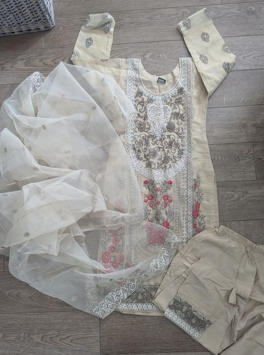 Продам індійське сарі зі штанами і платтям