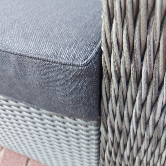 Meble ogrodowe duża sofa stół i dwa fotele.