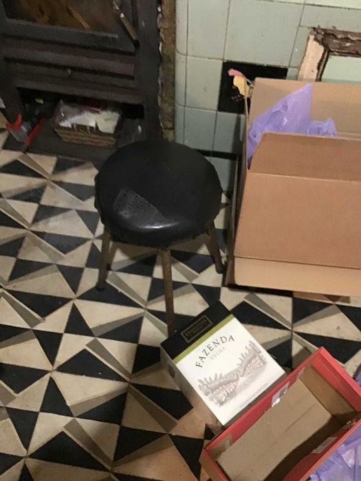 banco com acento em napa preta