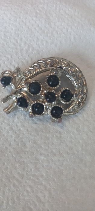 Piękna broszka z czarnymi oczkami PRL