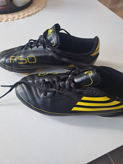 Korki Adidas, używane.Posiadają normalne ślady użytkowania. Rozmiar 38