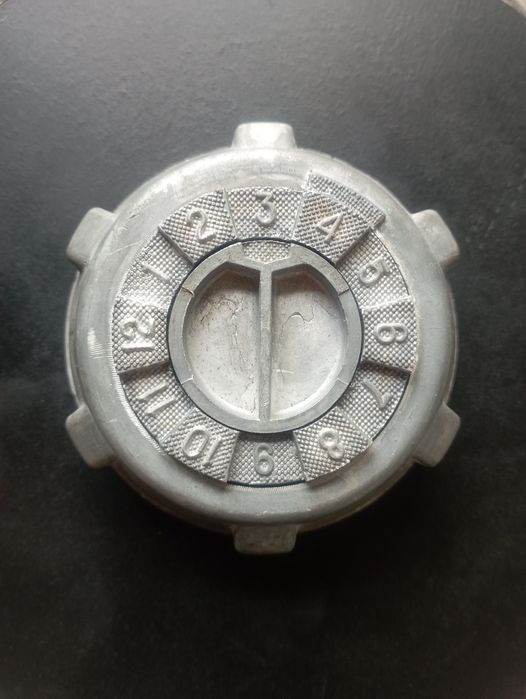 Продам крышку бензобака. ВАЗ то Таврия.
ВАЗ и Таврия.