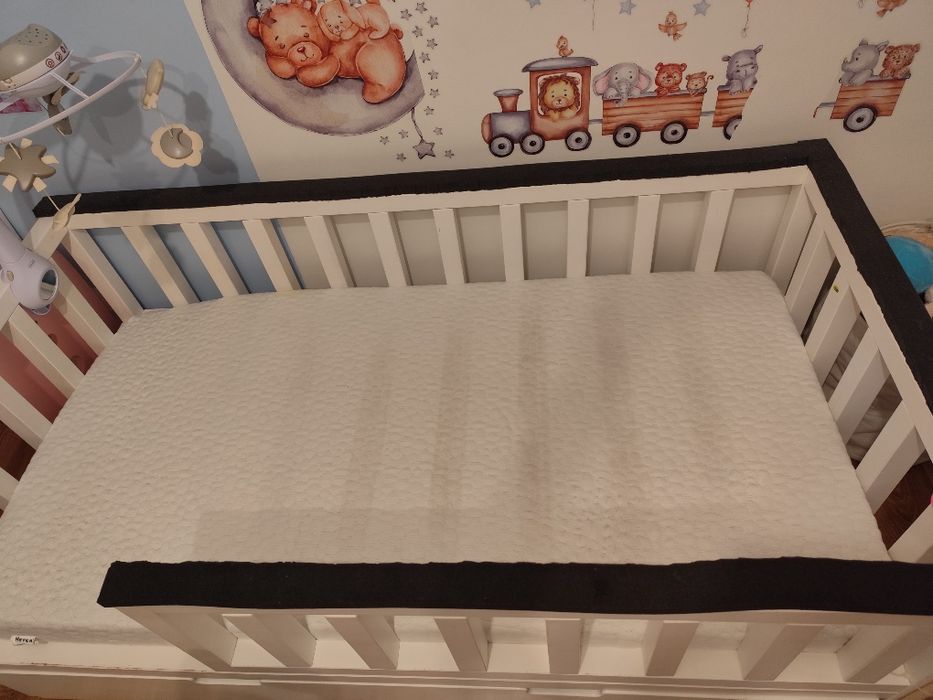 Łóżko drewniane dziecięce białe z materacem