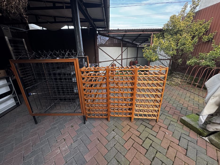 Винна поличка з дерева