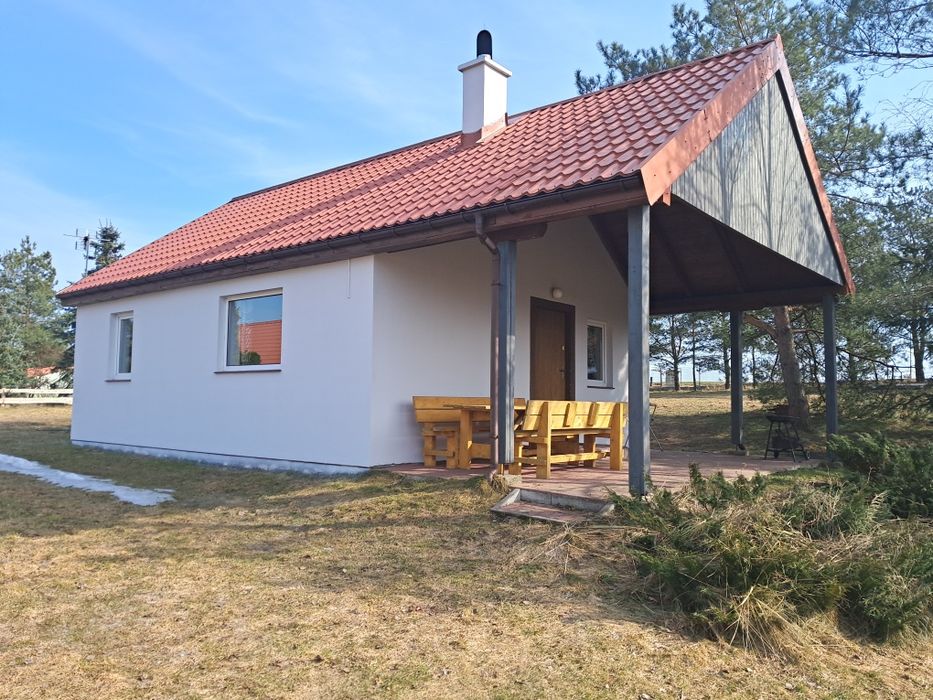 Przytulny domek z pomostami , plażą, placem zabaw