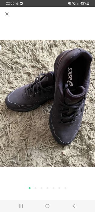 Кросівки бренду ASICS