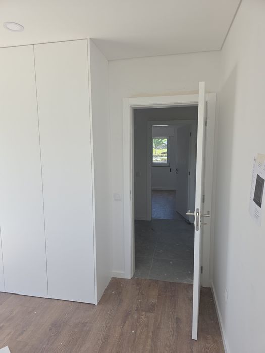 Apartamentos T2 e T3 novos com cozinha equipada e terreno exterior.
