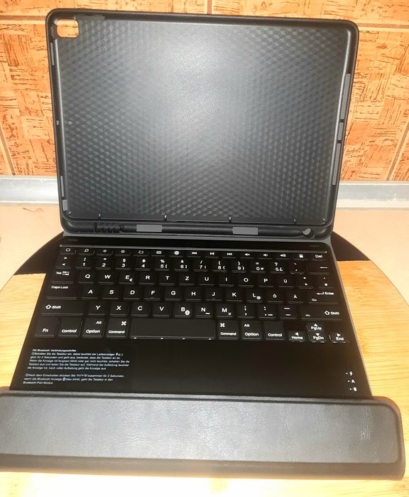 Чехол с клавиатурой  к айпаду 10.2