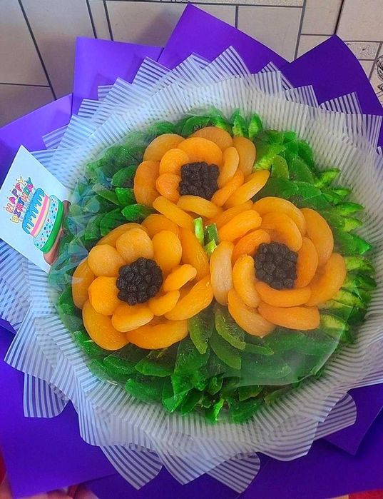 Подарункові бокси з цукерками та букети з цукерками